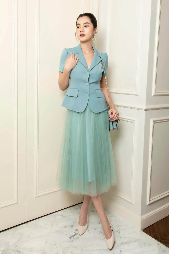 Tại sao đầm và vest là "must-have items" cho mùa hè?